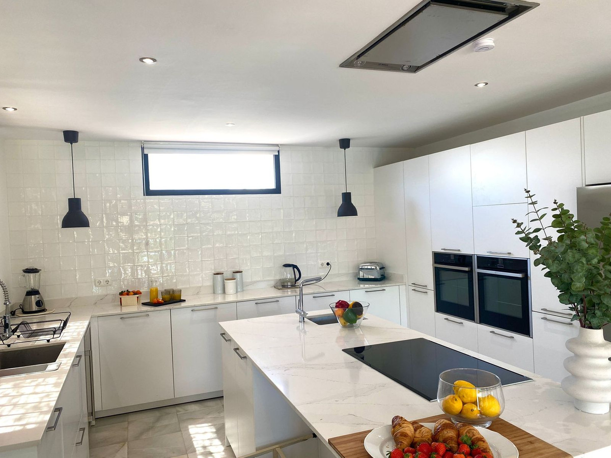 6 Bed Townhouse for sale in Nueva Andalucía Costa Del Sol, Málaga, Spain
