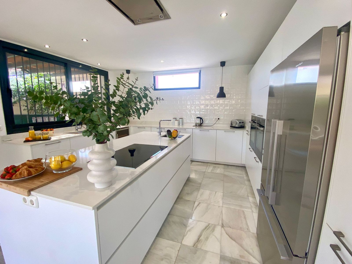 6 Bed Townhouse for sale in Nueva Andalucía Costa Del Sol, Málaga, Spain