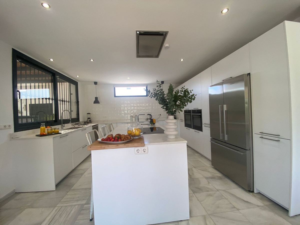 6 Bed Townhouse for sale in Nueva Andalucía Costa Del Sol, Málaga, Spain