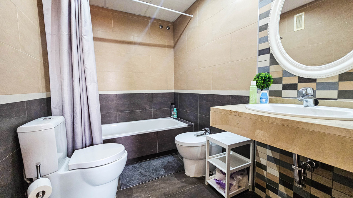2 Bed Apartment for sale in La Duquesa Costa Del Sol, Málaga, Spain