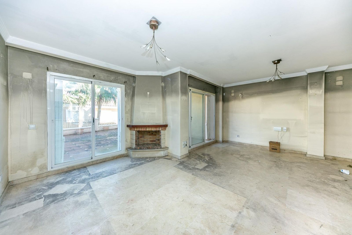 3 Bed Townhouse for sale in La Duquesa Costa Del Sol, Málaga, Spain