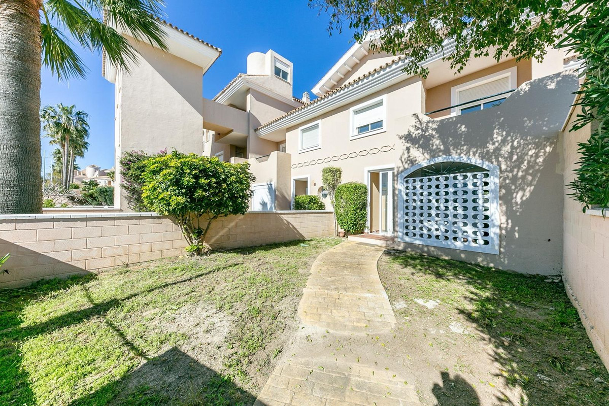 3 Bed Townhouse for sale in La Duquesa Costa Del Sol, Málaga, Spain