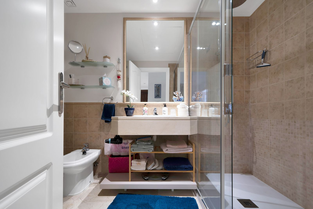 Se vende Apartamento Planta Media de 2 dormitorios en Costa Del Sol, Málaga, España