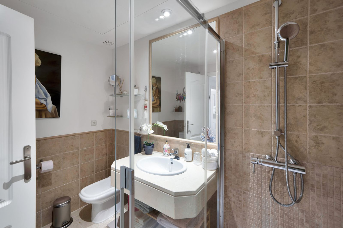 Se vende Apartamento Planta Media de 2 dormitorios en Costa Del Sol, Málaga, España