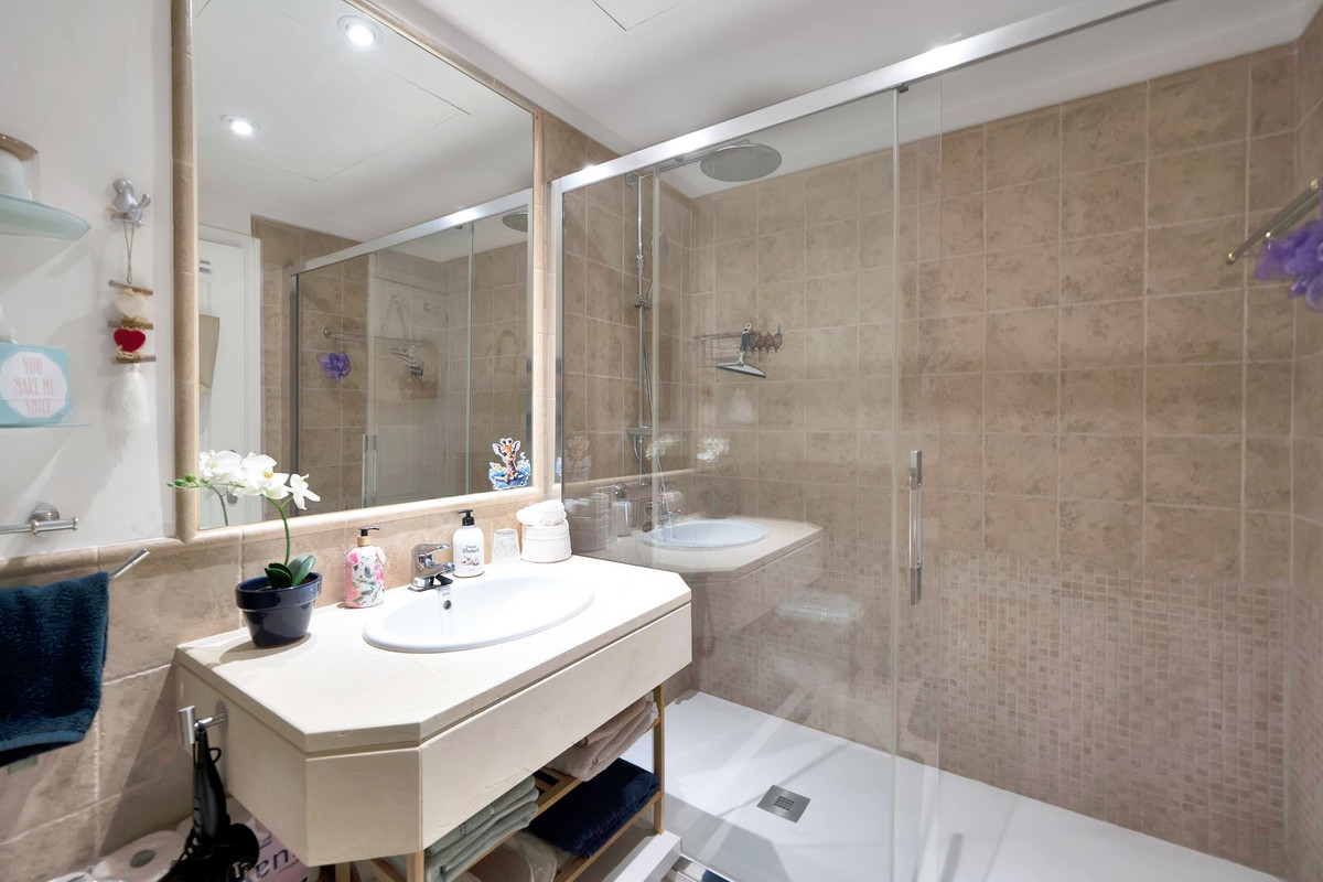 Se vende Apartamento Planta Media de 2 dormitorios en Costa Del Sol, Málaga, España