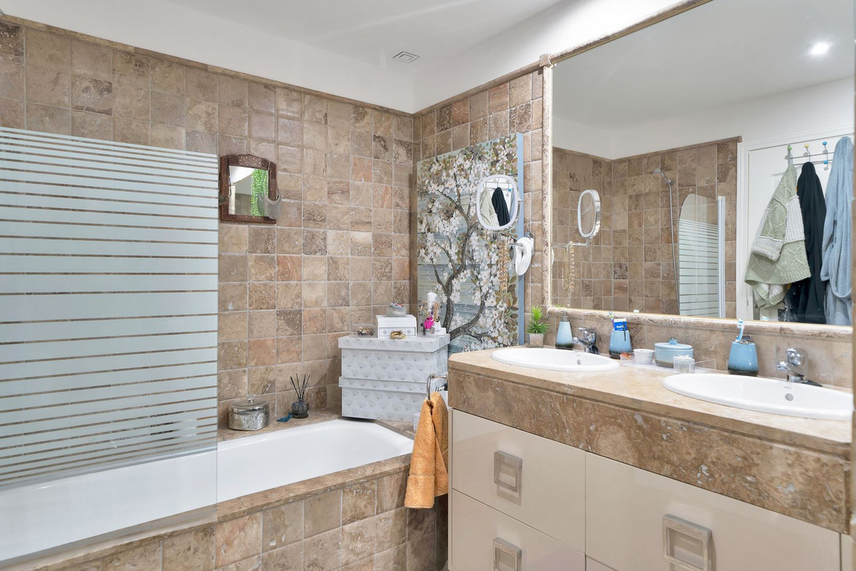 Se vende Apartamento Planta Media de 2 dormitorios en Costa Del Sol, Málaga, España