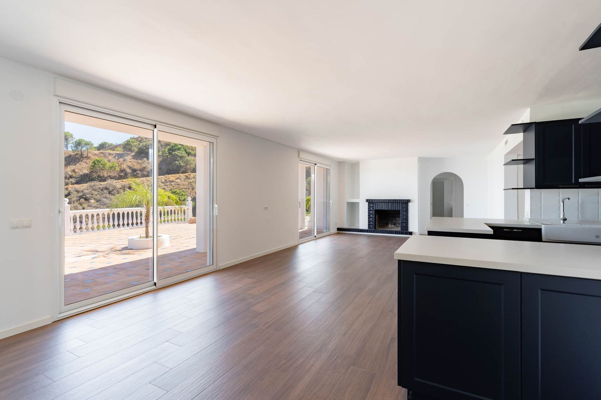 5 Bed Townhouse for sale in Estepona Costa Del Sol, Málaga, Spain
