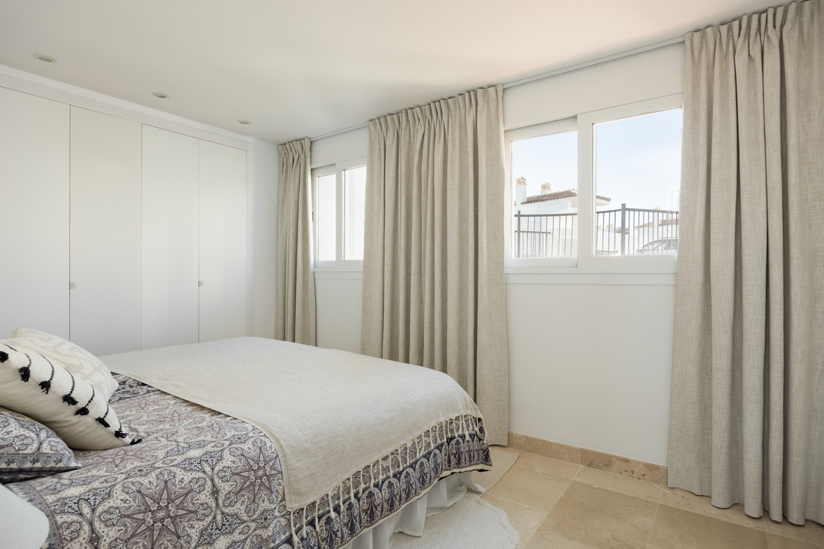 3 Bed Apartment for sale in El Paraiso Costa Del Sol, Málaga, Spain