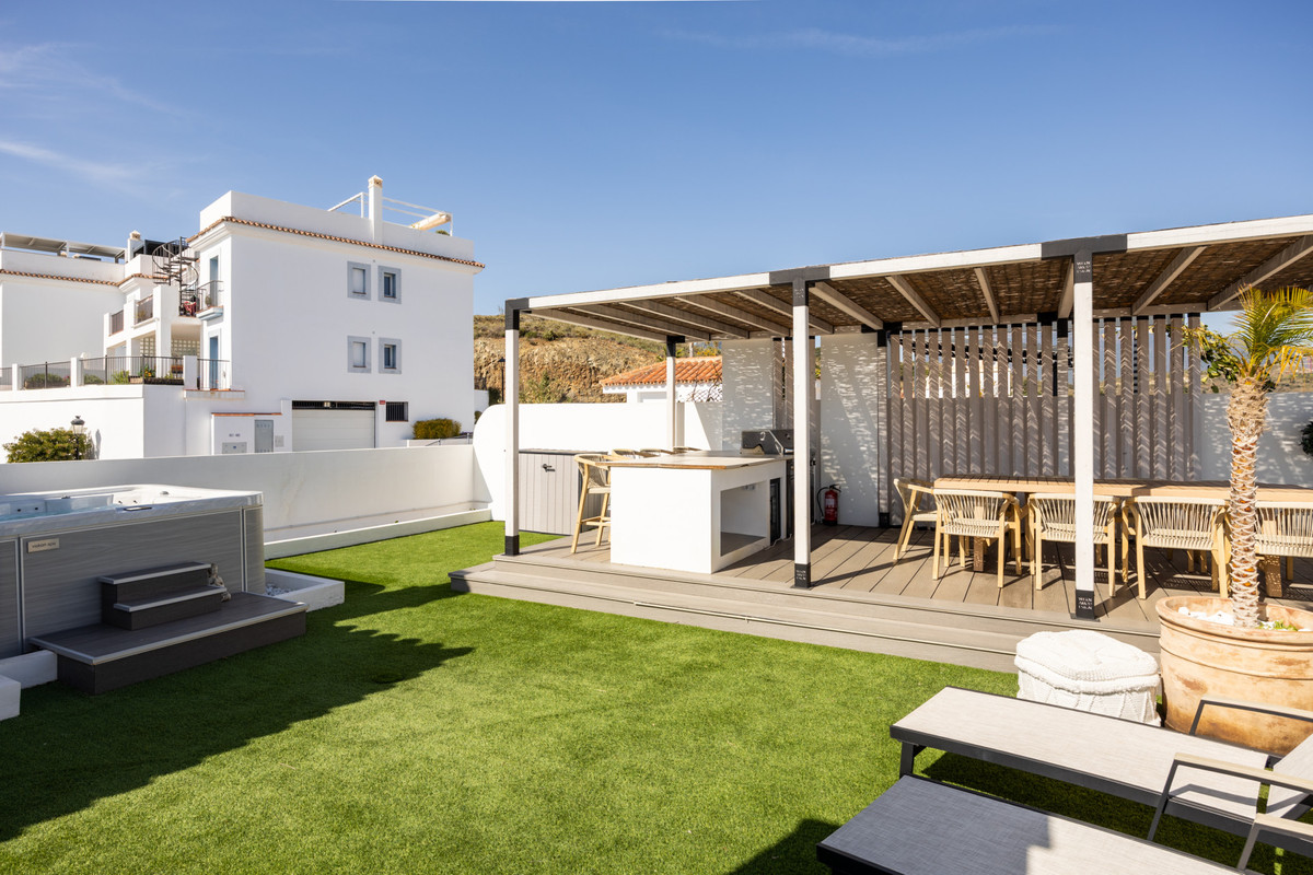 3 Bed Apartment for sale in El Paraiso Costa Del Sol, Málaga, Spain