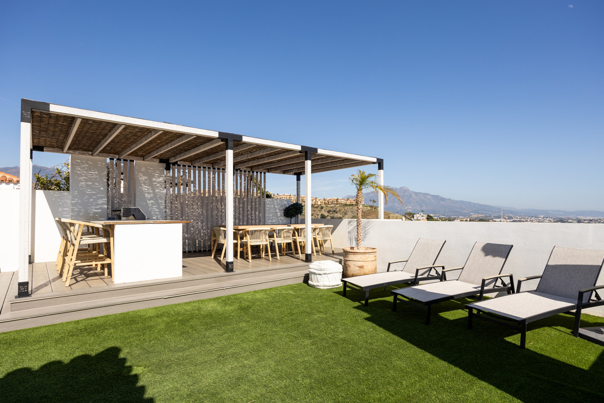 3 Bed Apartment for sale in El Paraiso Costa Del Sol, Málaga, Spain