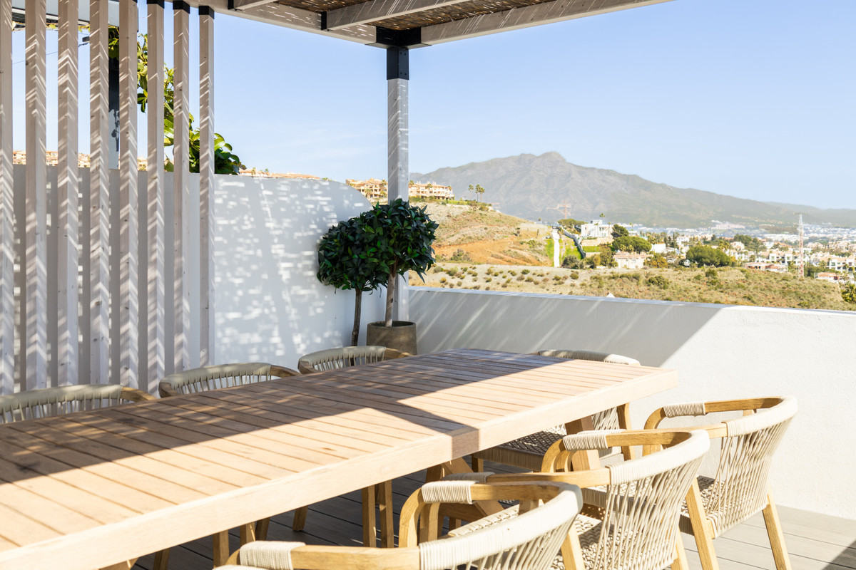 3 Bed Apartment for sale in El Paraiso Costa Del Sol, Málaga, Spain