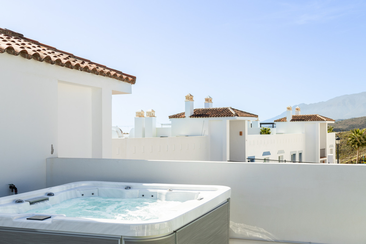 3 Bed Apartment for sale in El Paraiso Costa Del Sol, Málaga, Spain