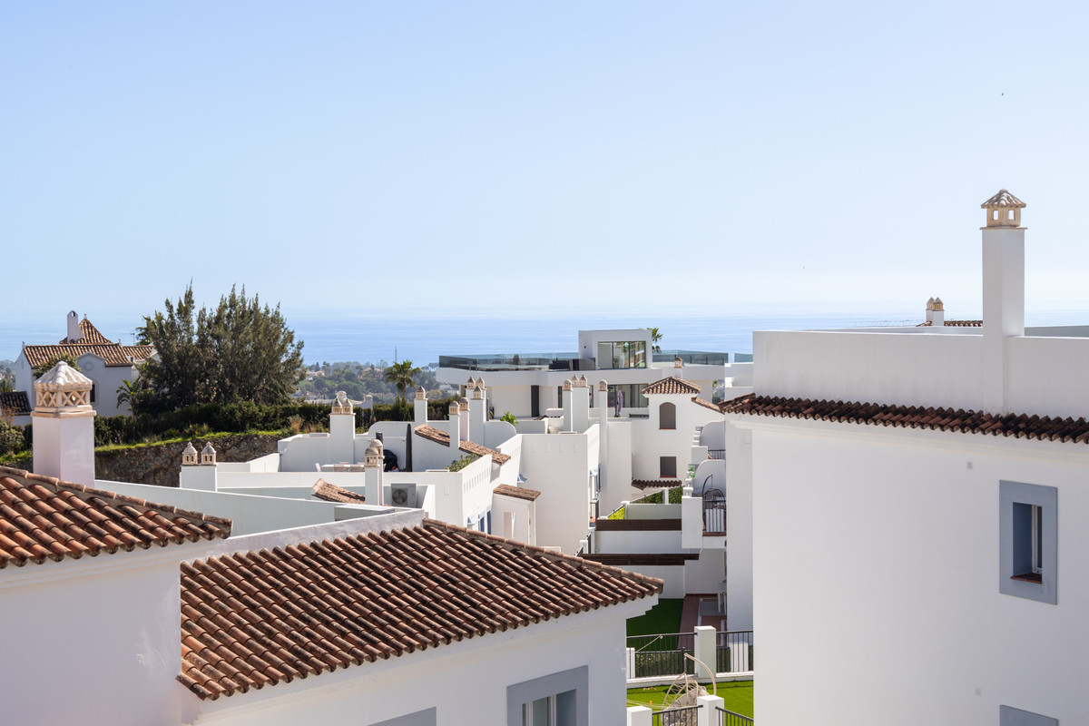 3 Bed Apartment for sale in El Paraiso Costa Del Sol, Málaga, Spain