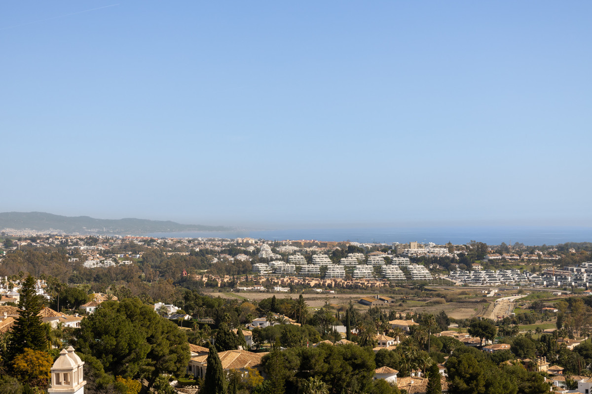 3 Bed Apartment for sale in El Paraiso Costa Del Sol, Málaga, Spain