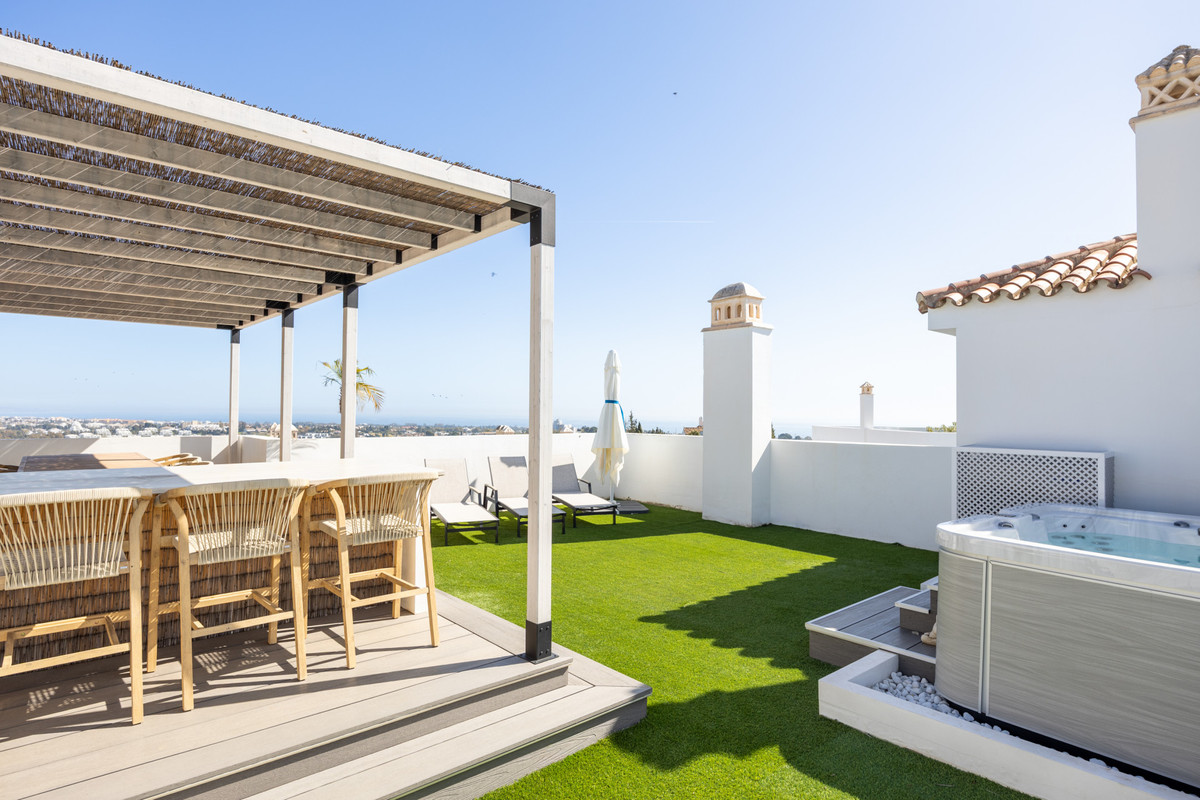 3 Bed Apartment for sale in El Paraiso Costa Del Sol, Málaga, Spain
