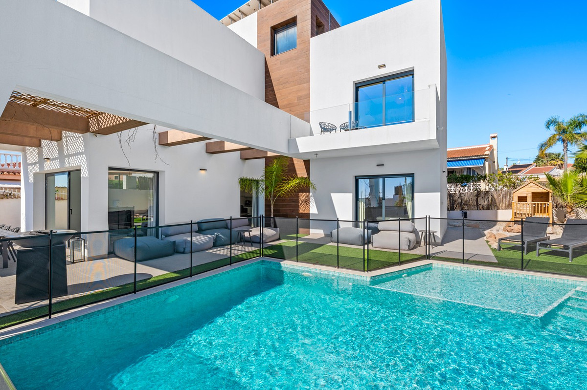 Se vende Villa - Chalet de 4 dormitorios en Costa Blanca, Alicante, España