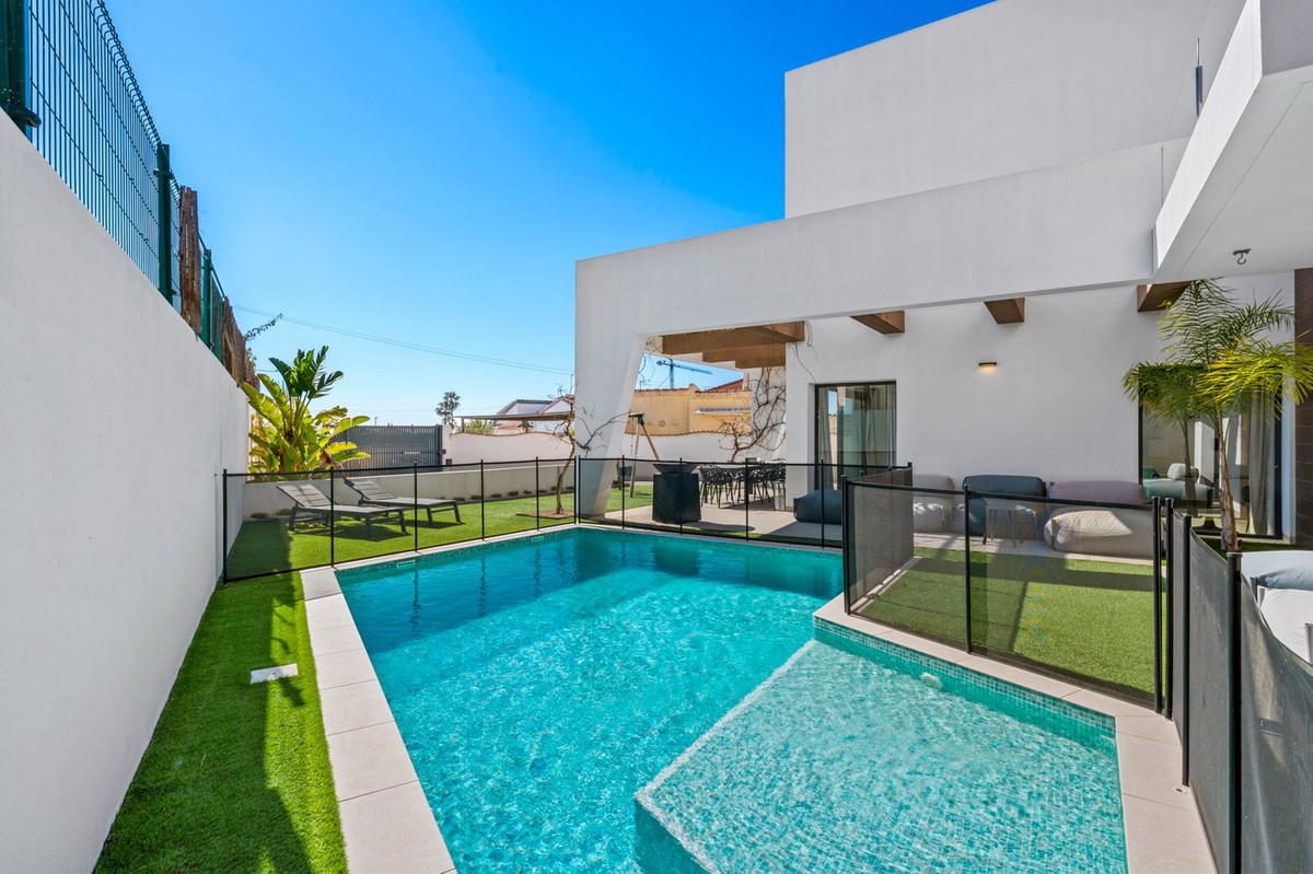 Se vende Villa - Chalet de 4 dormitorios en Costa Blanca, Alicante, España