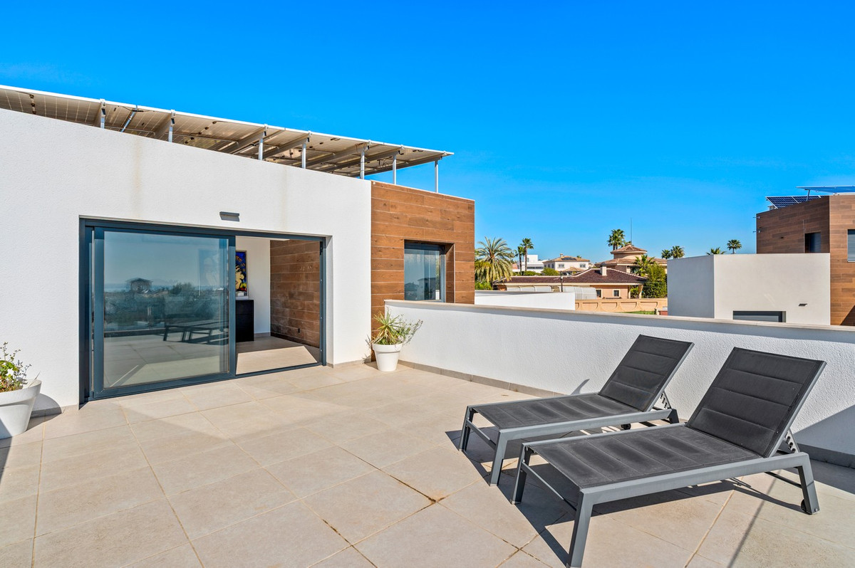 Se vende Villa - Chalet de 4 dormitorios en Costa Blanca, Alicante, España