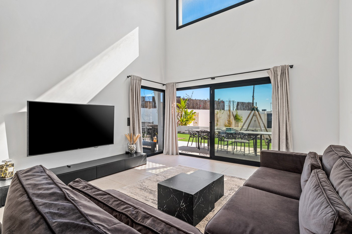 Se vende Villa - Chalet de 4 dormitorios en Costa Blanca, Alicante, España