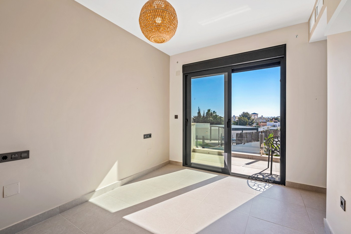 Se vende Villa - Chalet de 4 dormitorios en Costa Blanca, Alicante, España