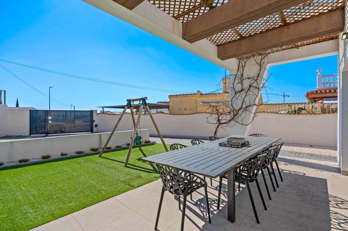 Se vende Villa - Chalet de 4 dormitorios en Costa Blanca, Alicante, España