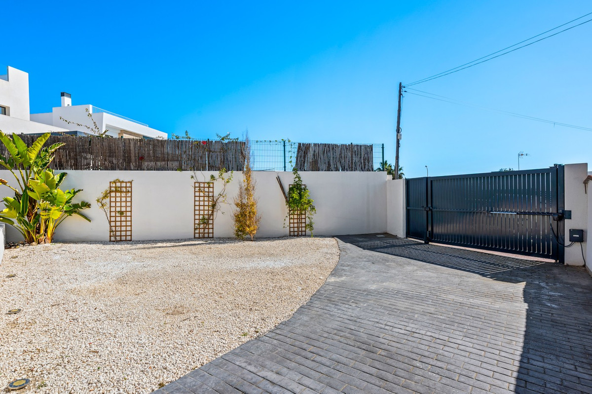 Se vende Villa - Chalet de 4 dormitorios en Costa Blanca, Alicante, España