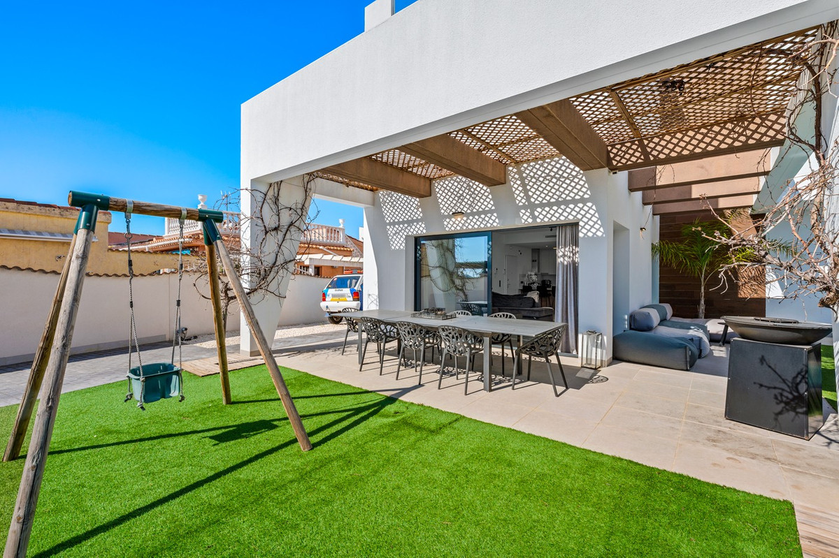 Se vende Villa - Chalet de 4 dormitorios en Costa Blanca, Alicante, España