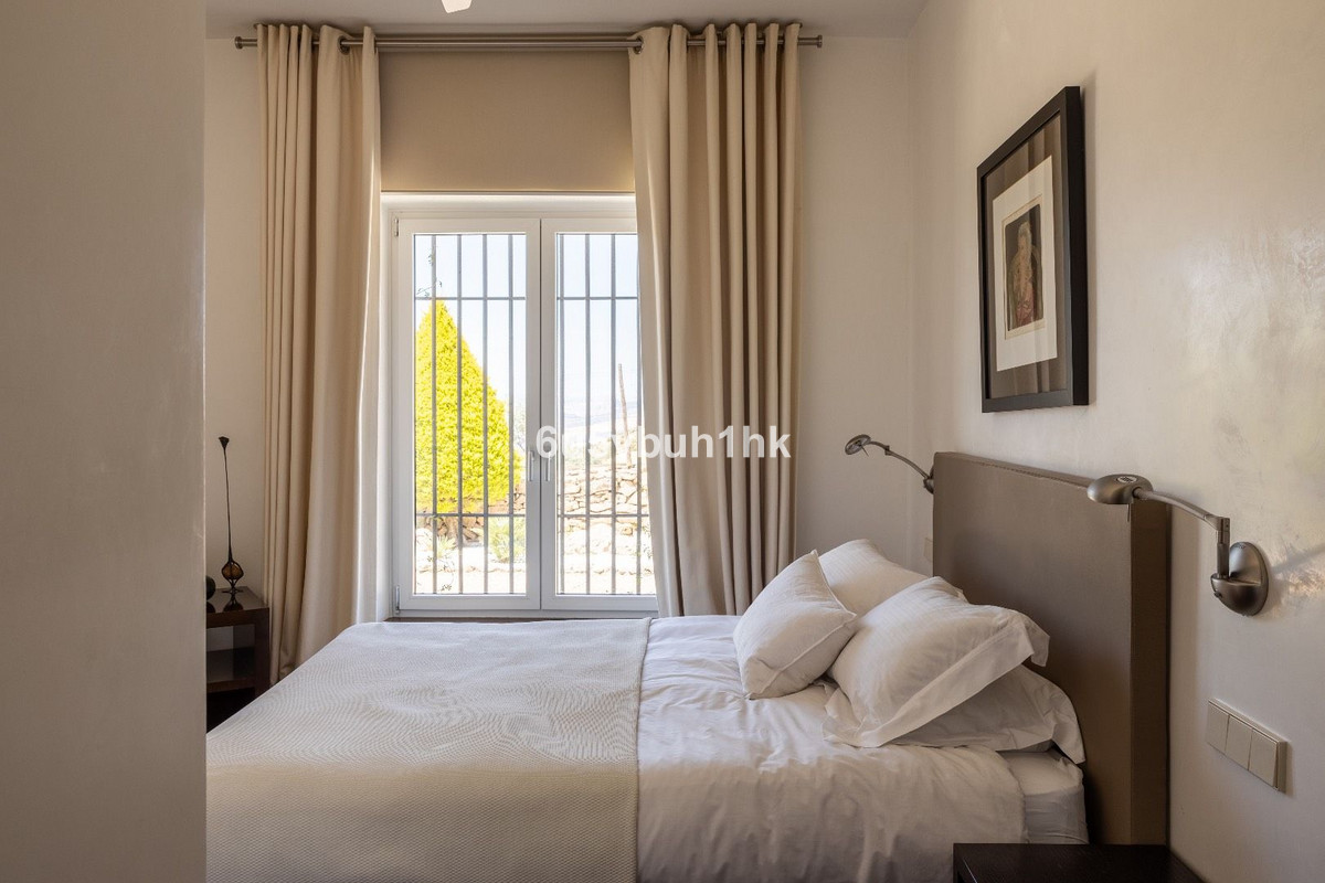 5 Bed Townhouse for sale in Antequera Costa Del Sol, Málaga, Spain