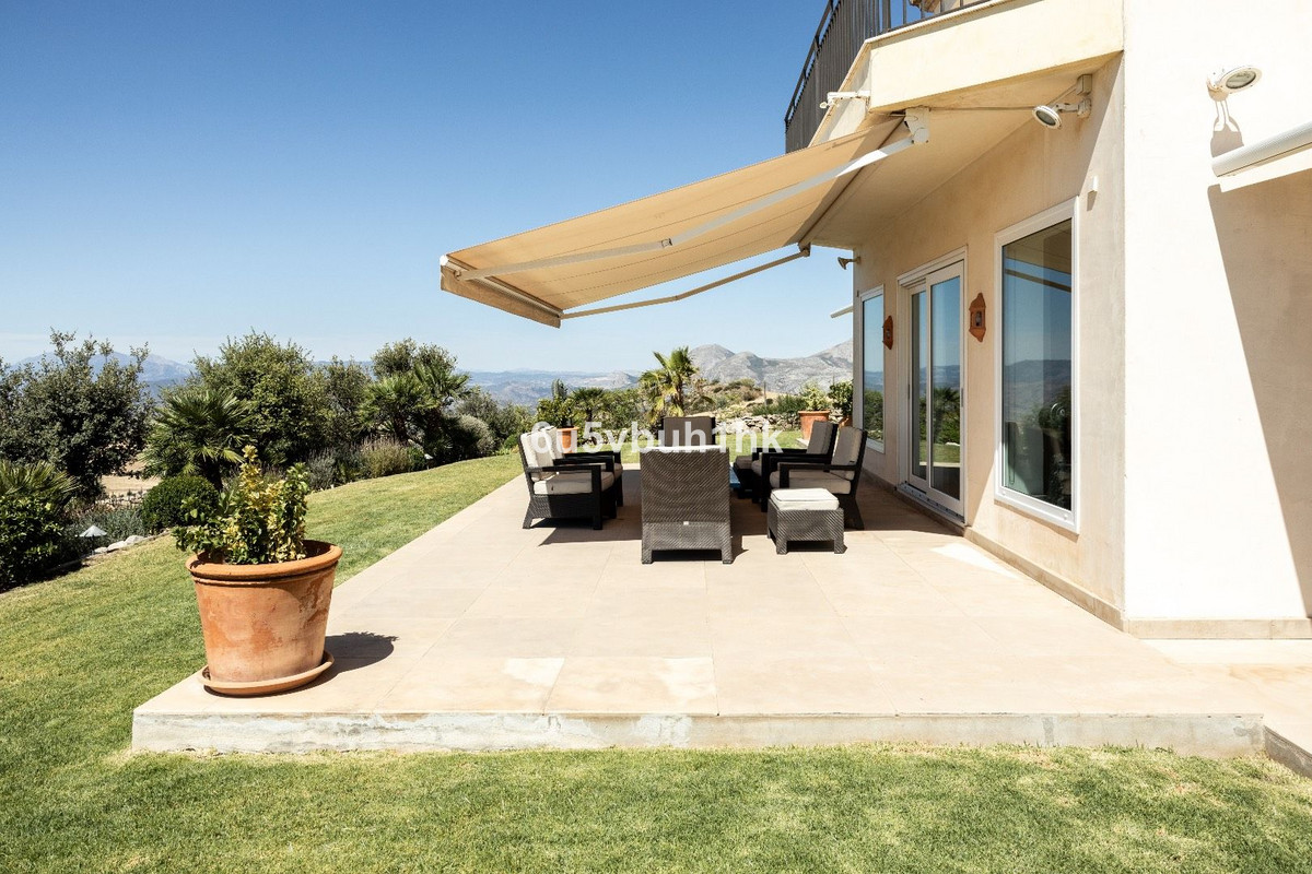 5 Bed Townhouse for sale in Antequera Costa Del Sol, Málaga, Spain