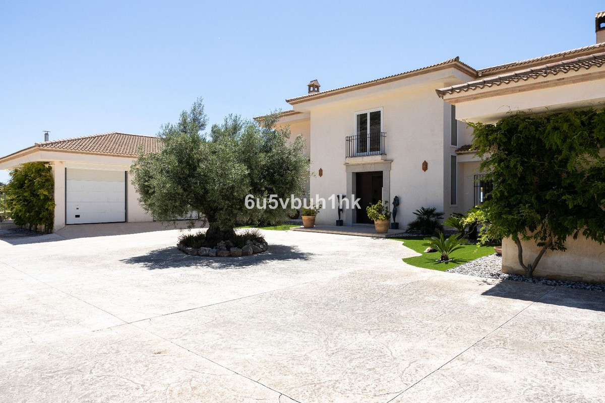 5 Bed Townhouse for sale in Antequera Costa Del Sol, Málaga, Spain