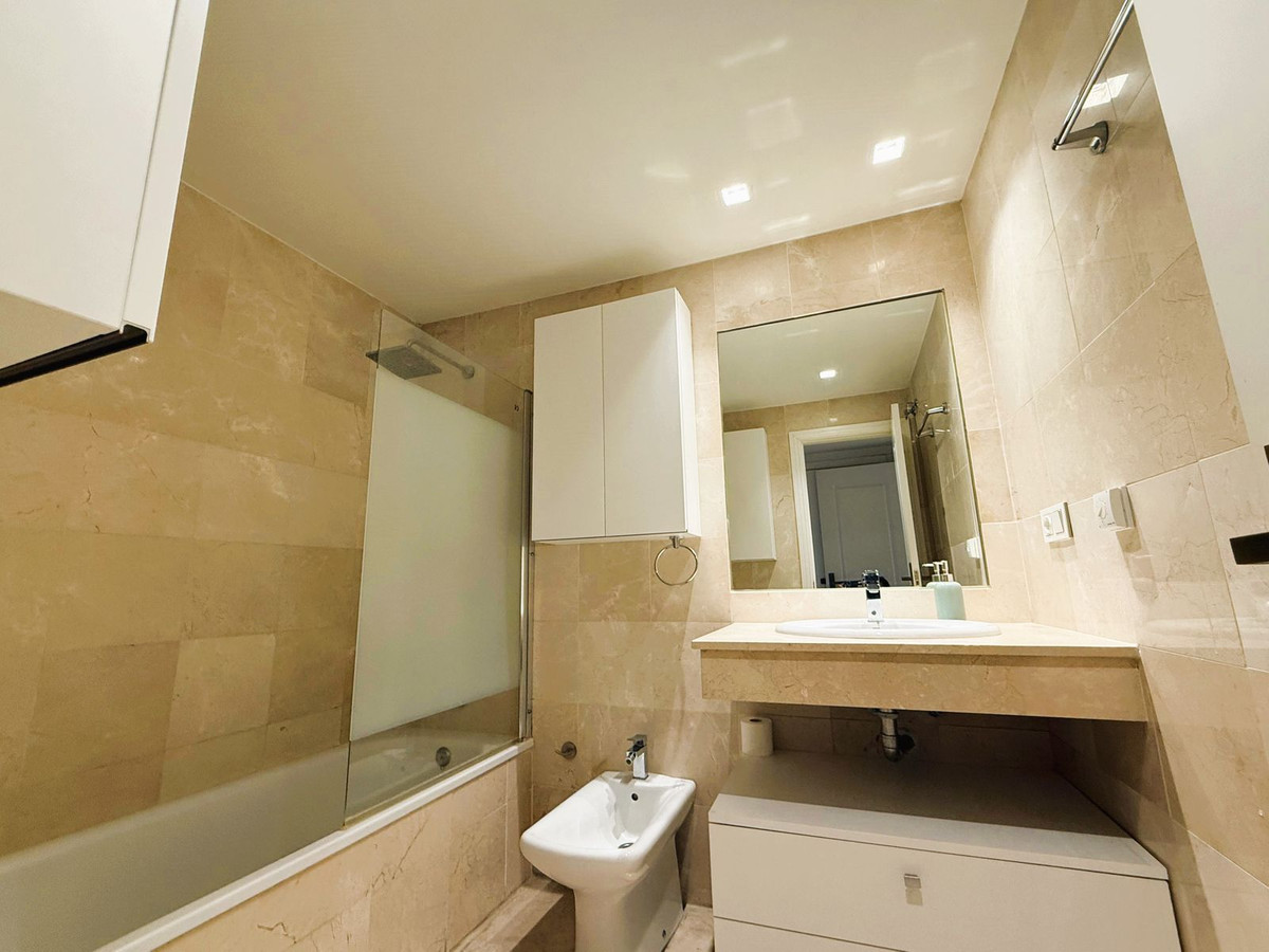 Se vende Apartamento Planta Media de 2 dormitorios en Costa Del Sol, Málaga, España
