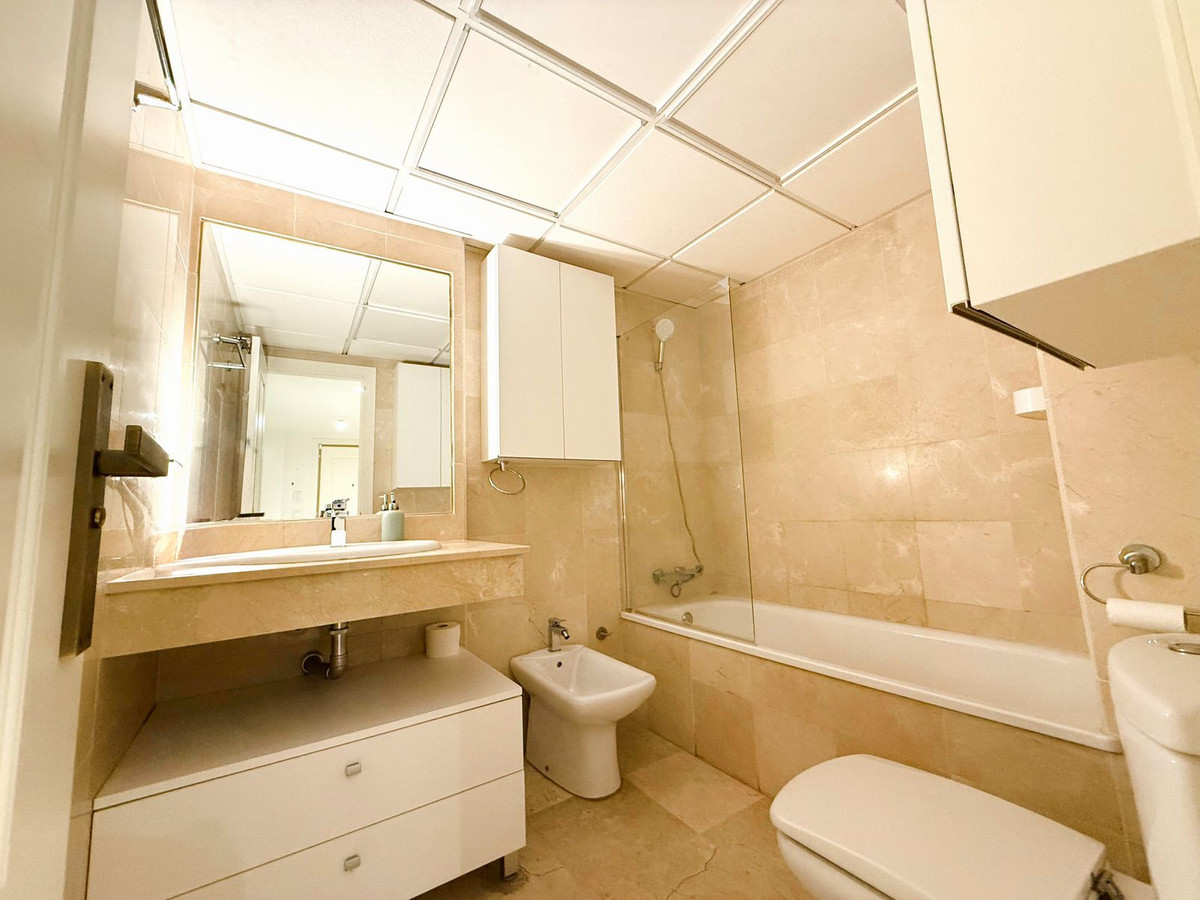Se vende Apartamento Planta Media de 2 dormitorios en Costa Del Sol, Málaga, España