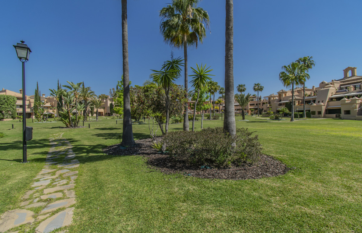 2 Bed Apartment for sale in Atalaya Costa Del Sol, Málaga, Spain