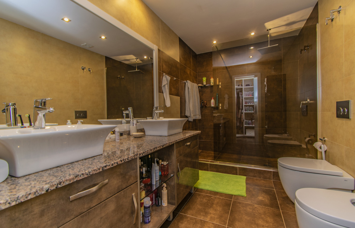 2 Bed Apartment for sale in Atalaya Costa Del Sol, Málaga, Spain