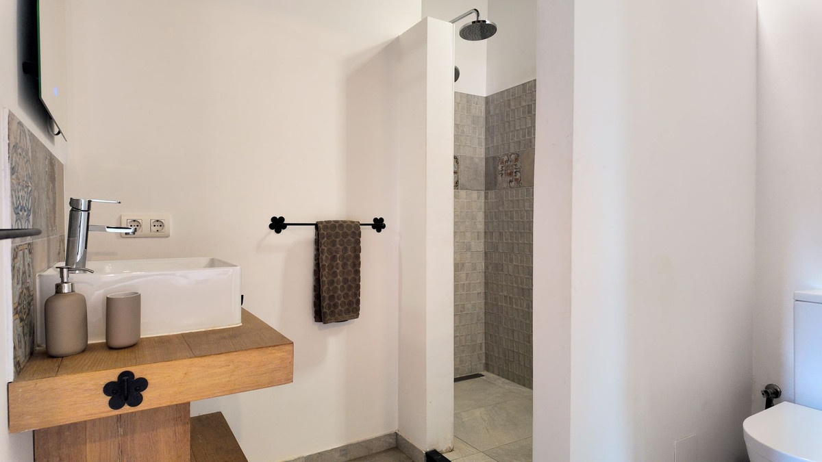6 Bed Townhouse for sale in Alora Costa Del Sol, Málaga, Spain