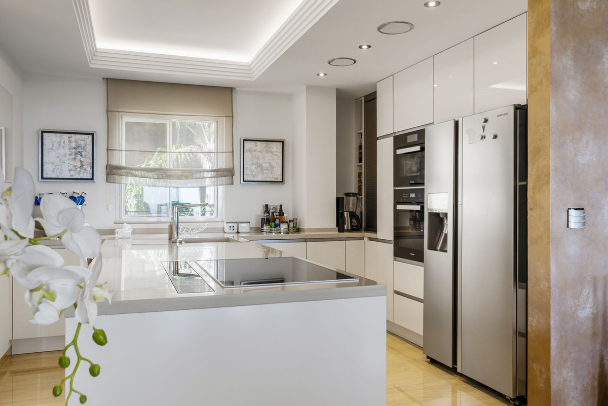 4 Bed Apartment for sale in Los Almendros Costa Del Sol, Málaga, Spain