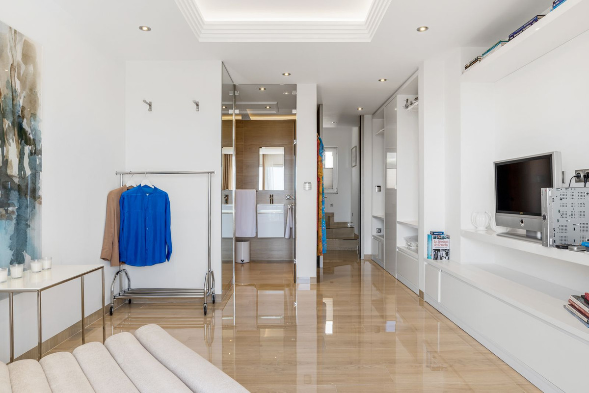 4 Bed Apartment for sale in Los Almendros Costa Del Sol, Málaga, Spain