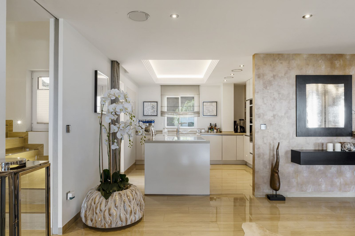 4 Bed Apartment for sale in Los Almendros Costa Del Sol, Málaga, Spain