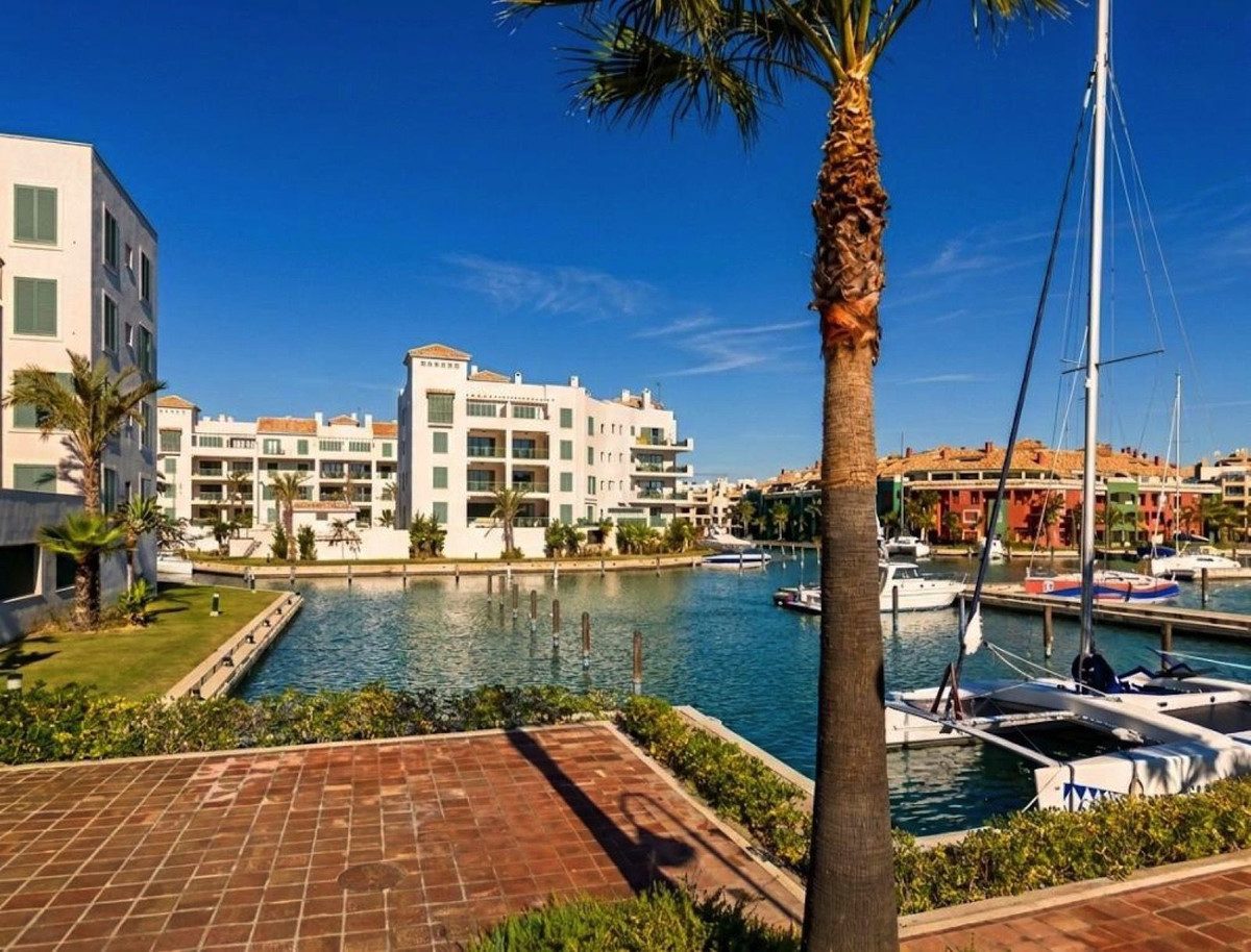 Se vende Apartamento Planta Media de 2 dormitorios en Costa Del Sol, Cadiz, España