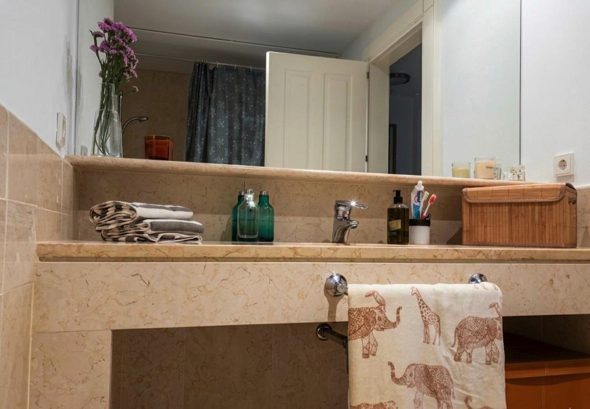 Se vende Apartamento Planta Media de 2 dormitorios en Costa Del Sol, Cadiz, España