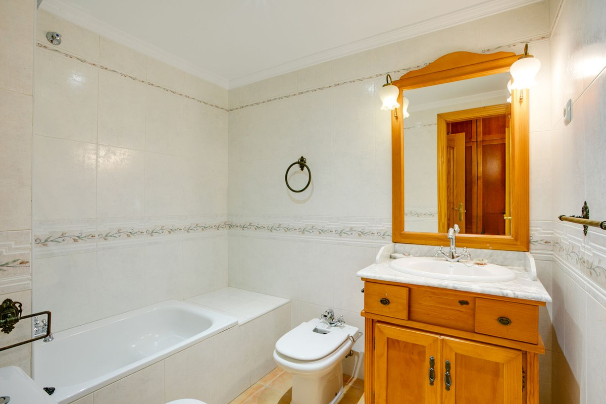 4 Bed Apartment for sale in Estepona Costa Del Sol, Málaga, Spain