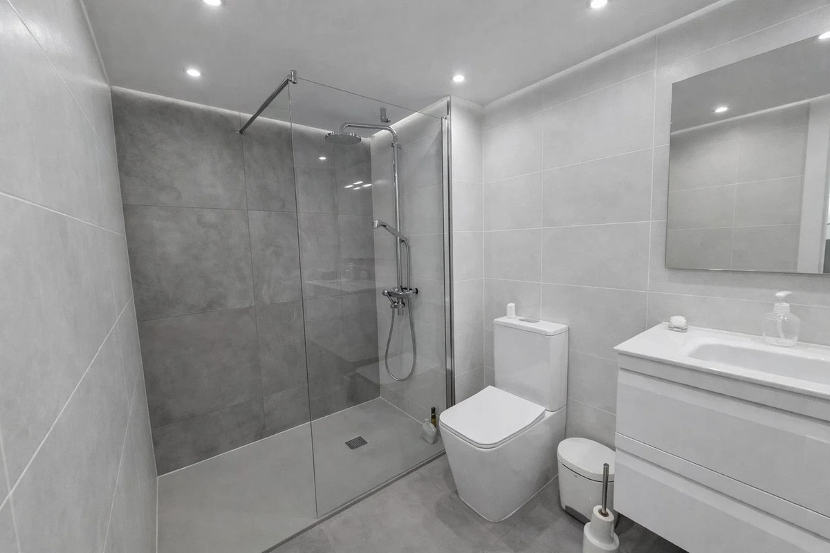 Se vende Apartamento Planta Media de 2 dormitorios en Costa Del Sol, Málaga, España