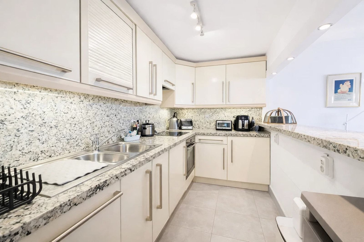 Se vende Apartamento Planta Media de 2 dormitorios en Costa Del Sol, Málaga, España