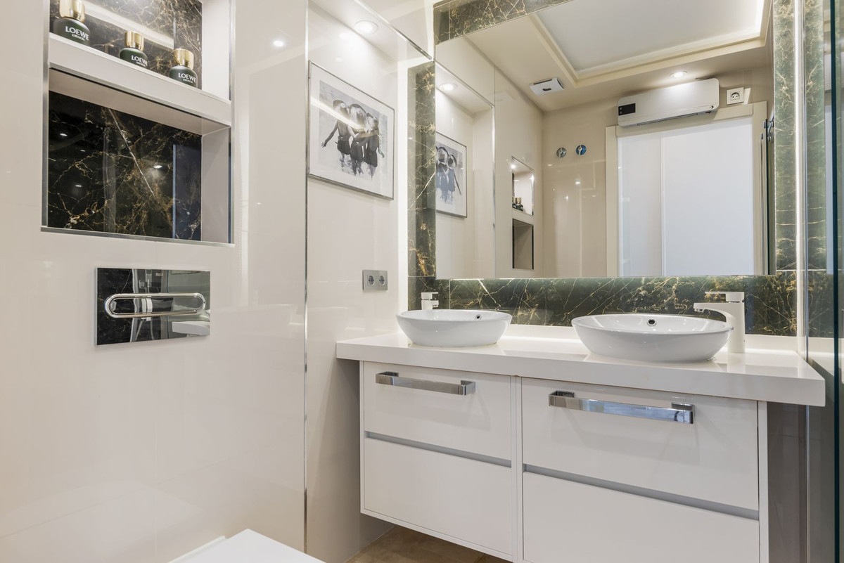 2 Bed Apartment for sale in Estepona Costa Del Sol, Málaga, Spain