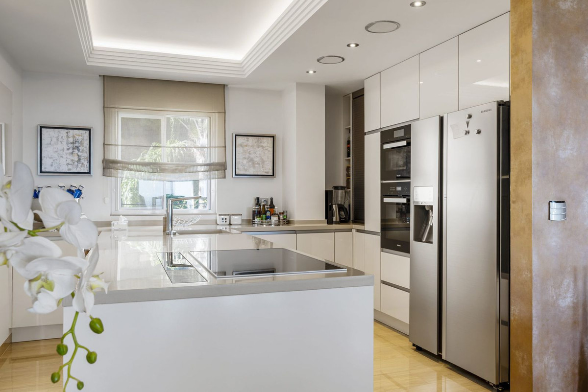 4 Bed Apartment for sale in Benahavís Costa Del Sol, Málaga, Spain