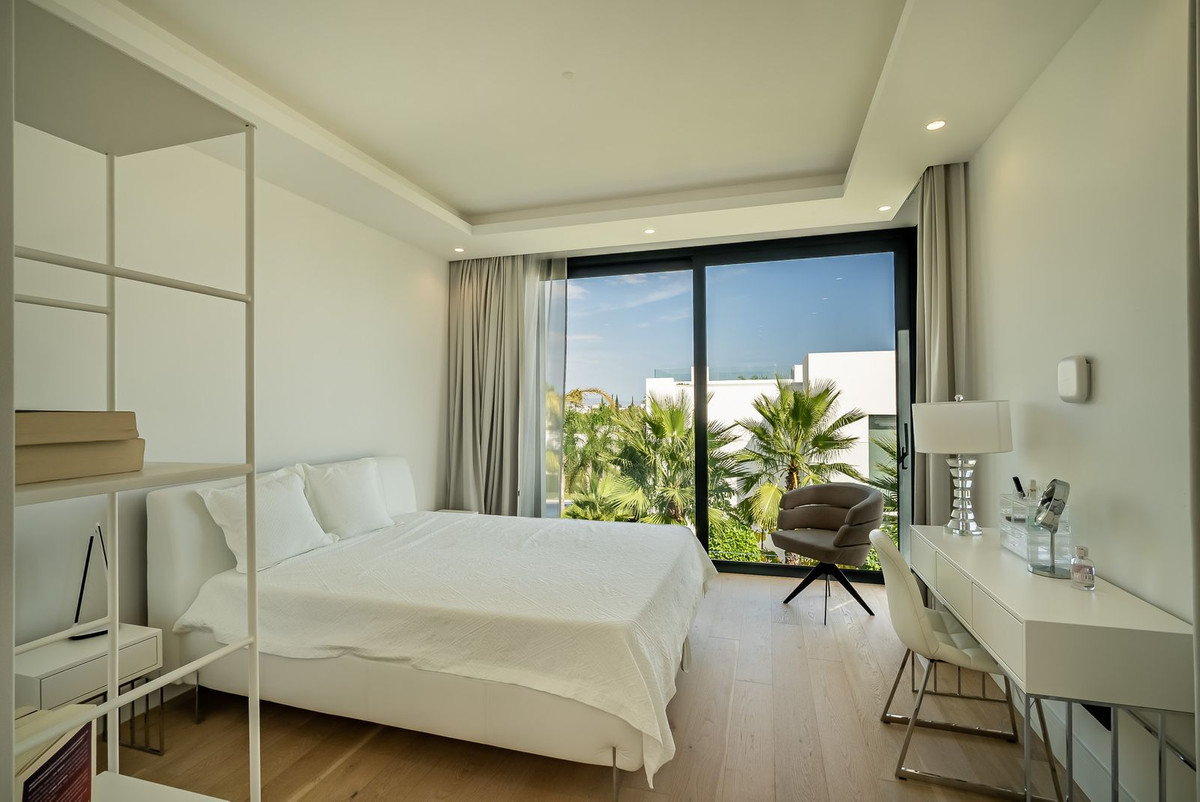5 Bed Townhouse for sale in Los Flamingos Costa Del Sol, Málaga, Spain