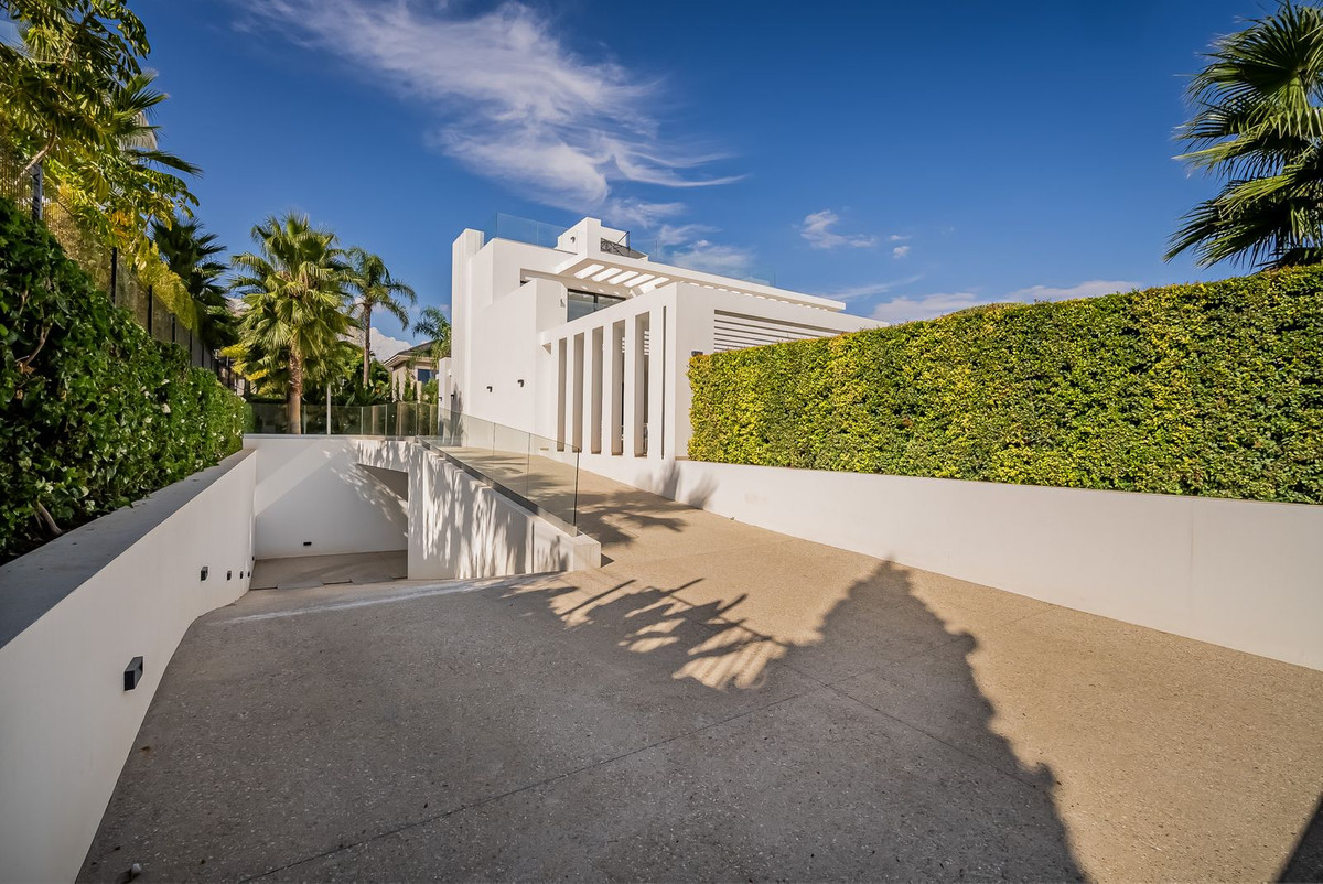5 Bed Townhouse for sale in Los Flamingos Costa Del Sol, Málaga, Spain