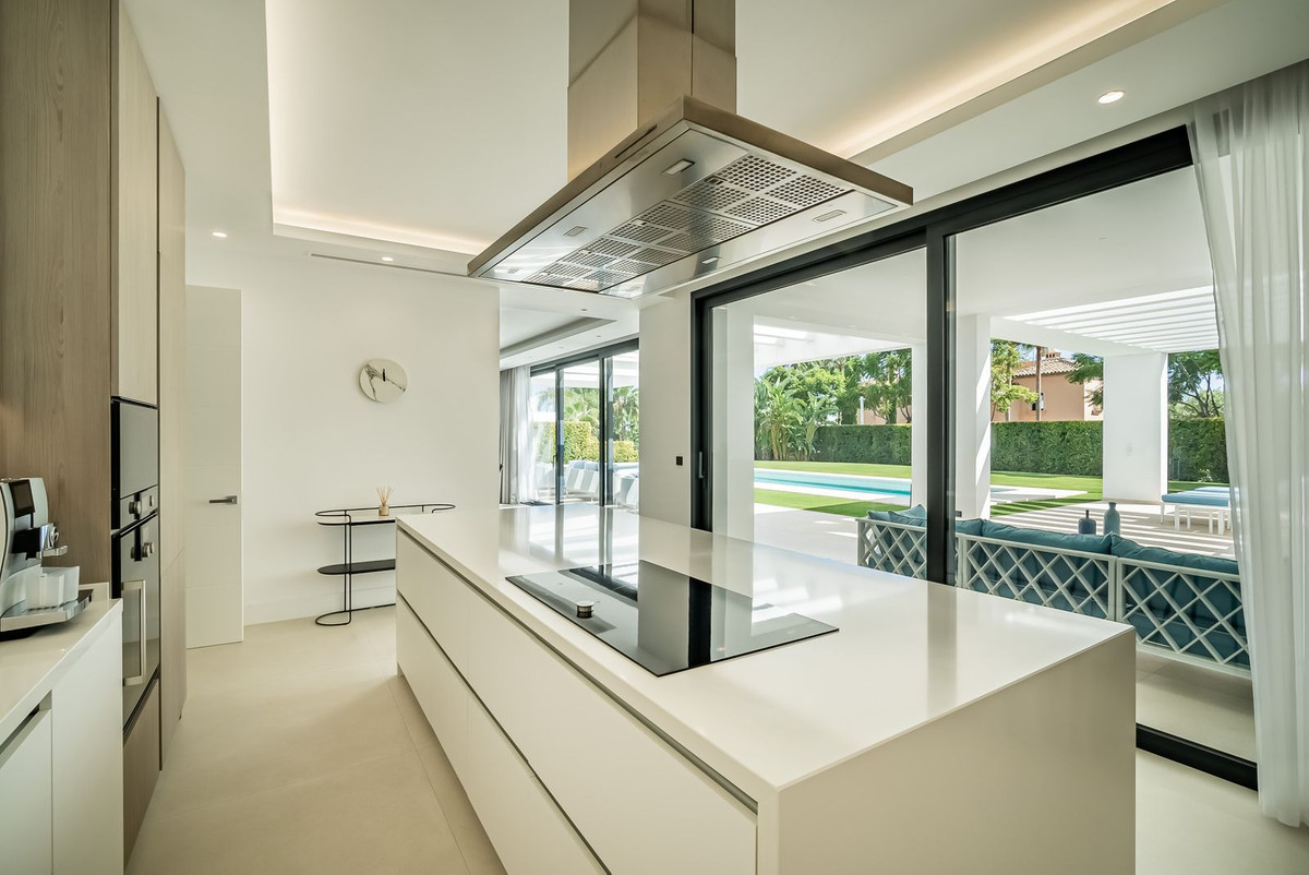 5 Bed Townhouse for sale in Los Flamingos Costa Del Sol, Málaga, Spain