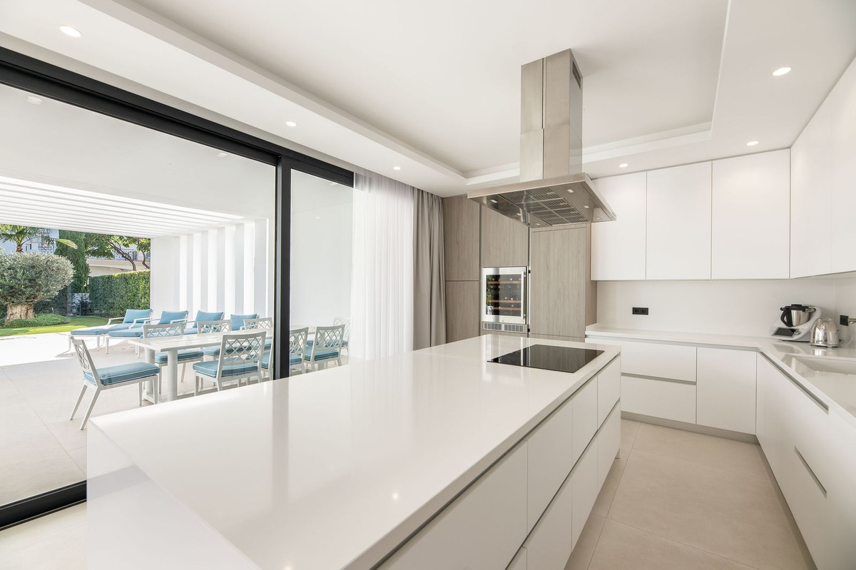 5 Bed Townhouse for sale in Los Flamingos Costa Del Sol, Málaga, Spain