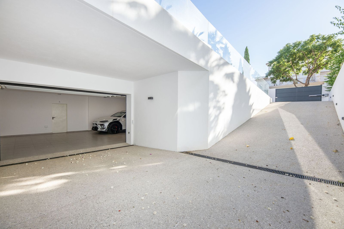 5 Bed Townhouse for sale in Los Flamingos Costa Del Sol, Málaga, Spain